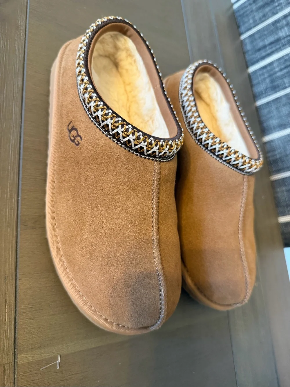 UGG Big Kids Chestnut Slip-On Shearling-Lined Tasman Slippers - size 4